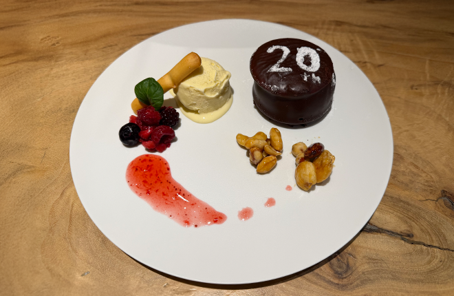 20周年巧克力派和浆果甜点